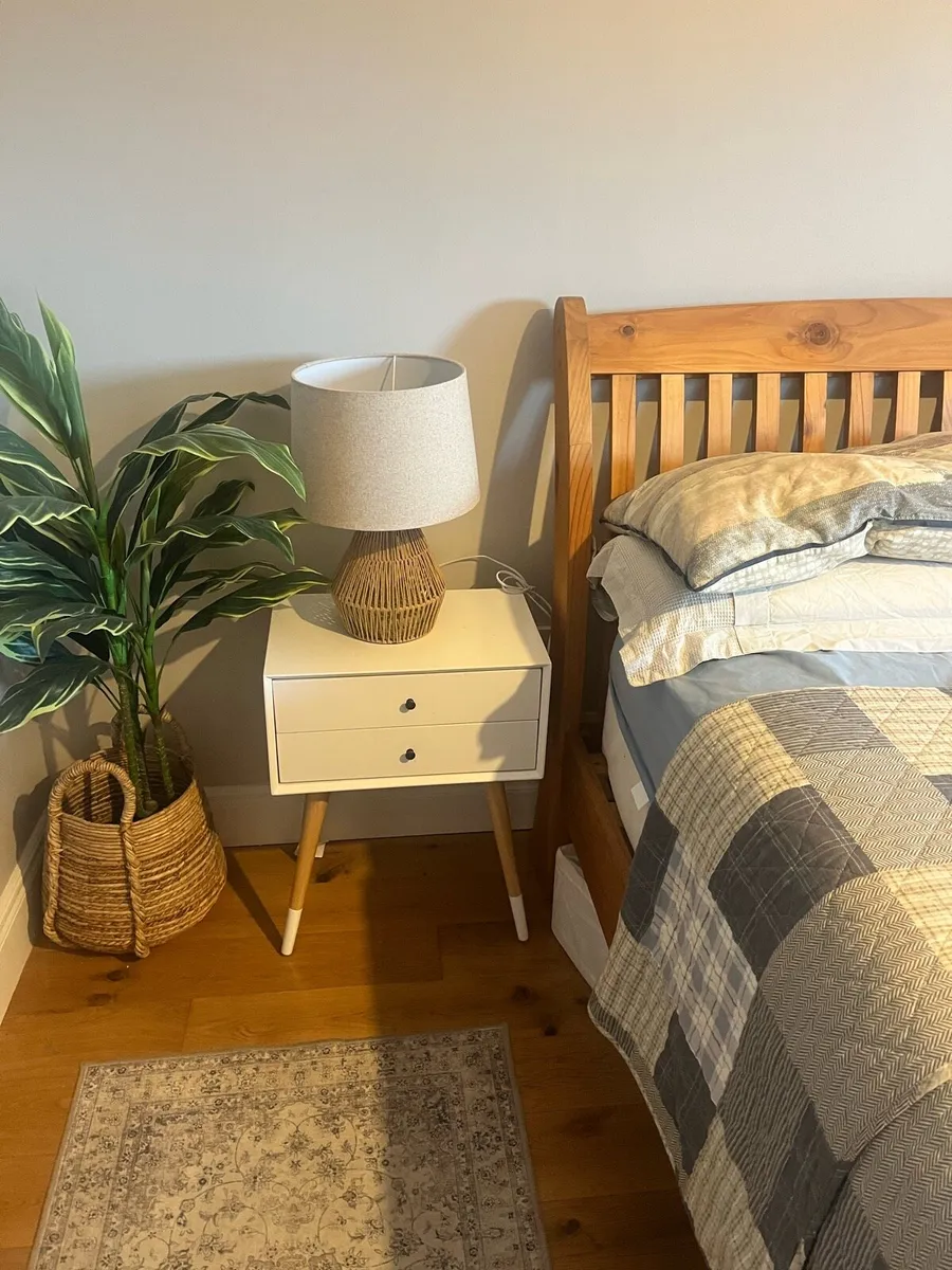 2 Bedside lockers