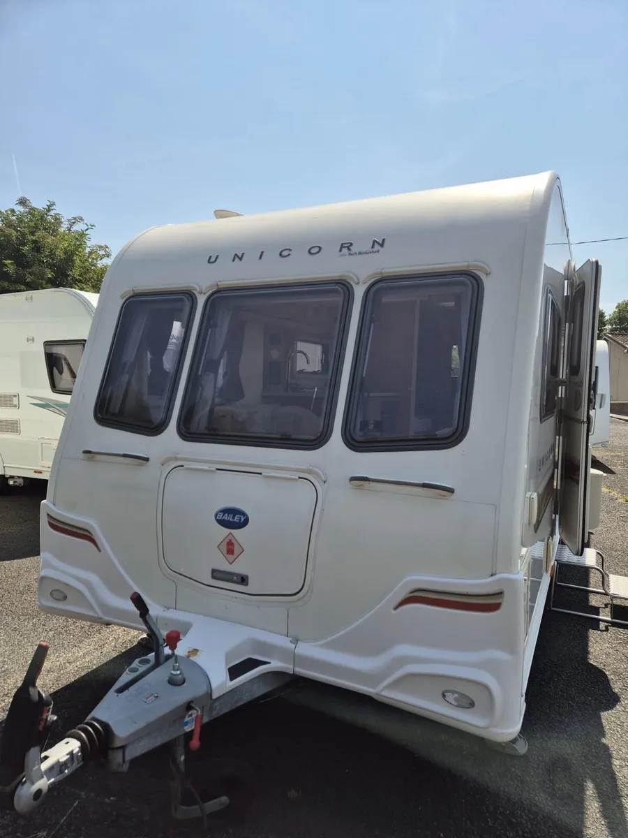 Bailey unicorn 4 berth twin singles end washroom - Image 1