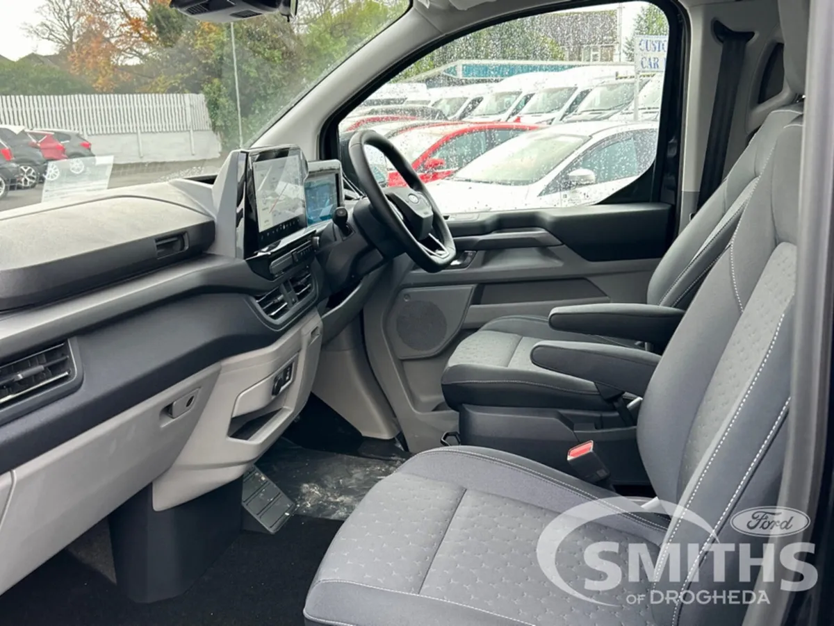 Ford Tourneo Custom TITANIUM (8/9 SEATER) 2.5 PHEV - Image 4