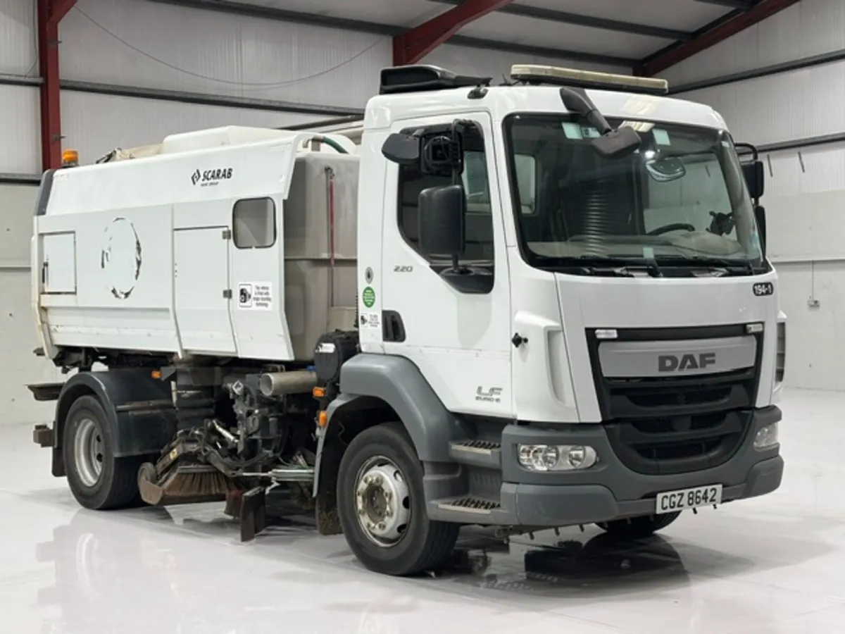 2016 DAF LF 220 4X2 15 TON ROAD SWEEPER - Image 1