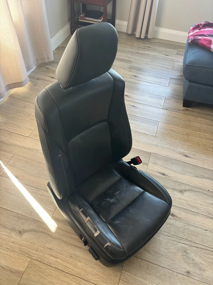 Hilux leather seat - Image 1
