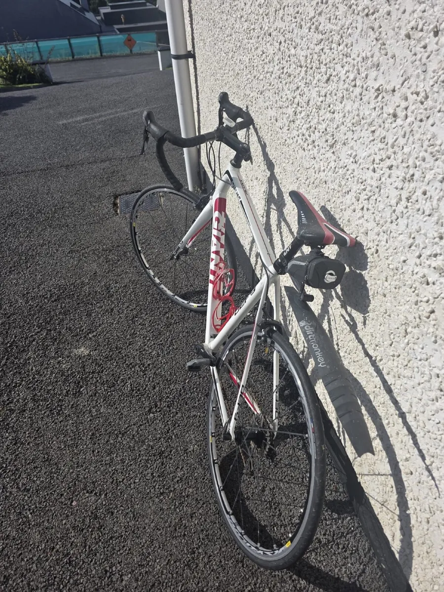 GIANT Defy road bike with aluminium frame - Image 4