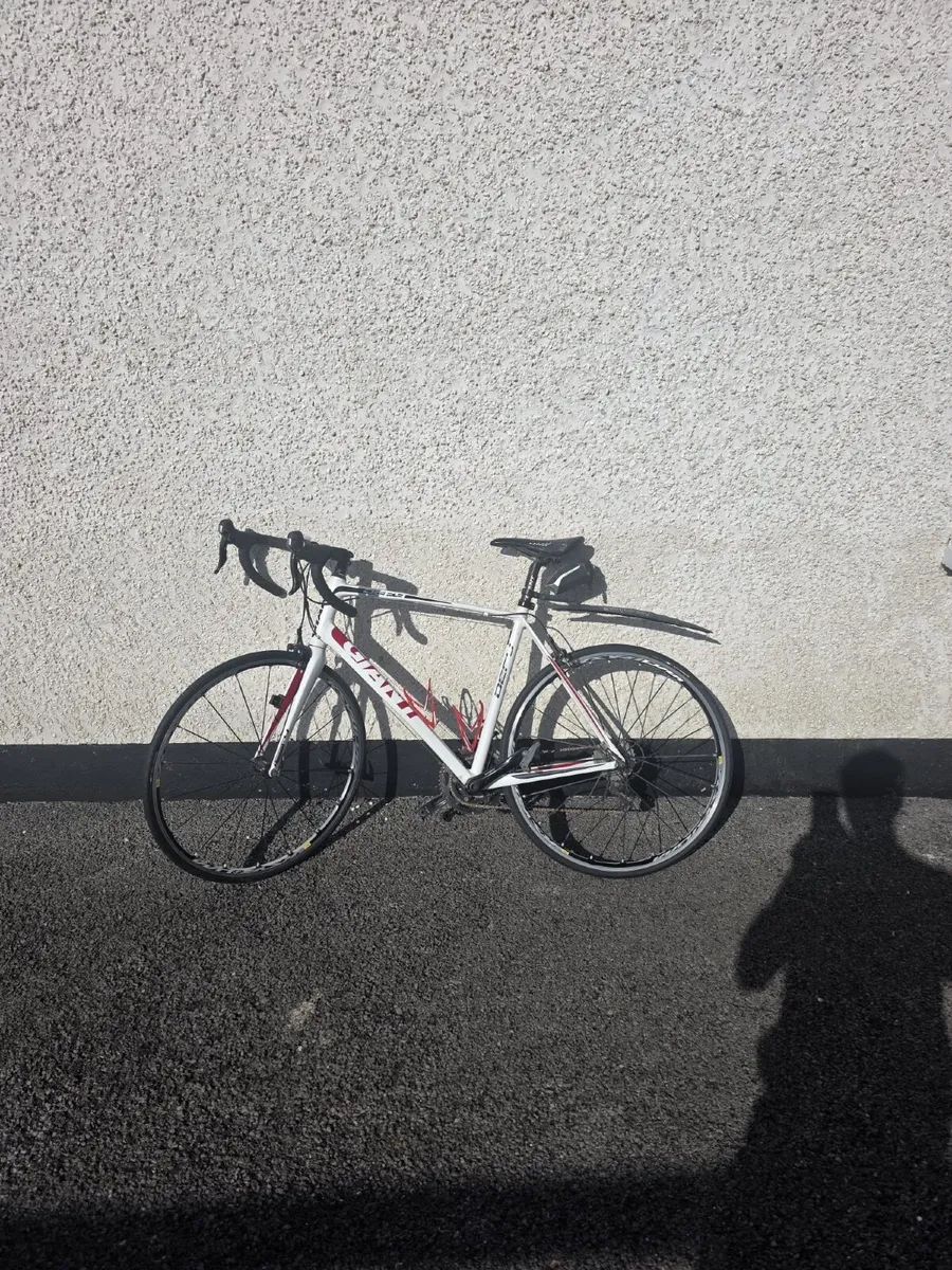 GIANT Defy road bike with aluminium frame - Image 1
