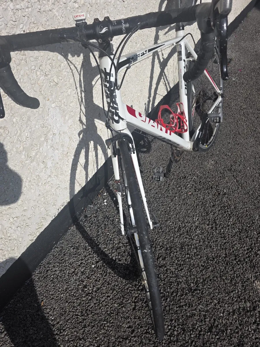 GIANT Defy road bike with aluminium frame - Image 2