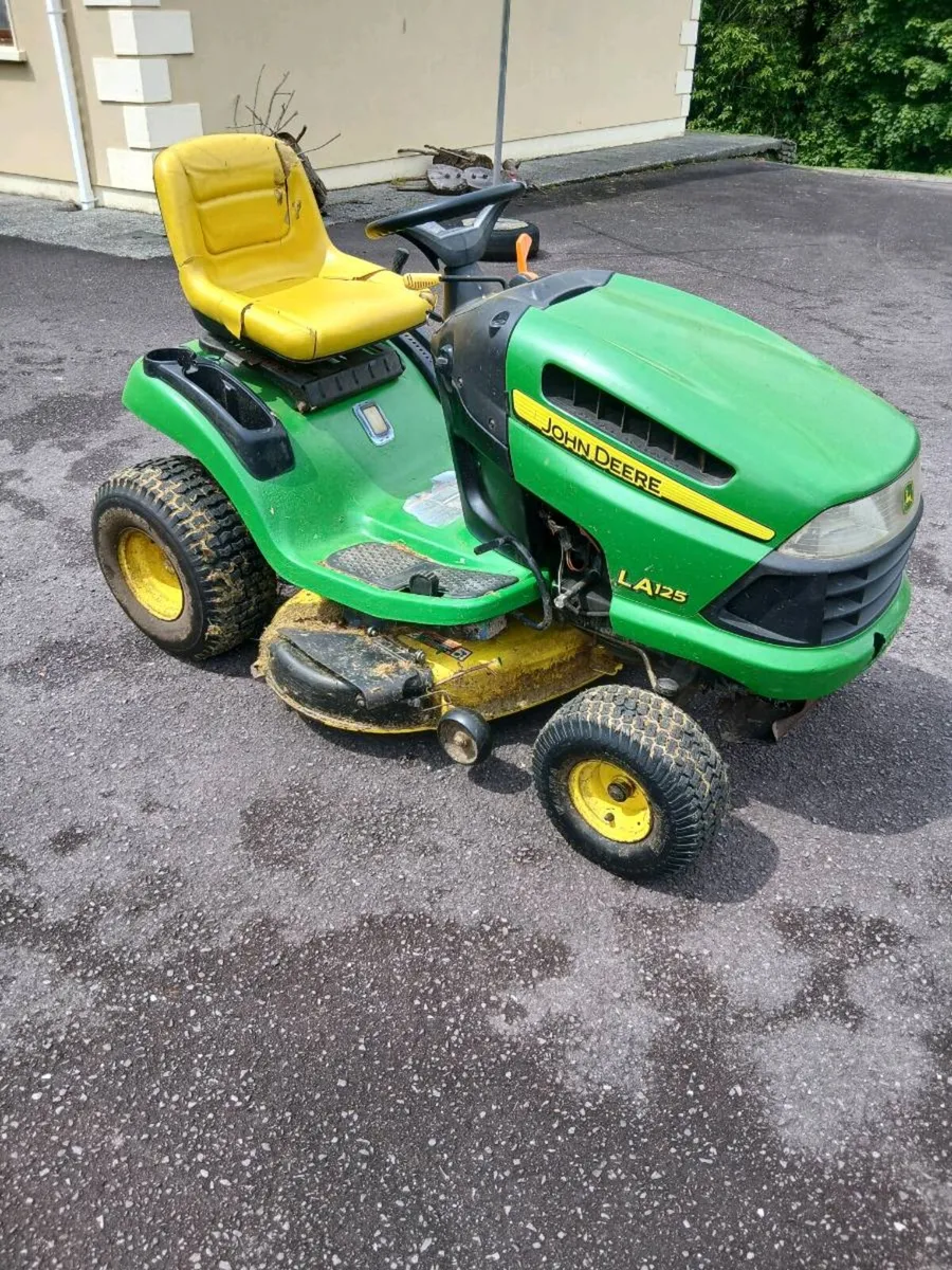 John Deere LA 125 ride on mower - Image 1