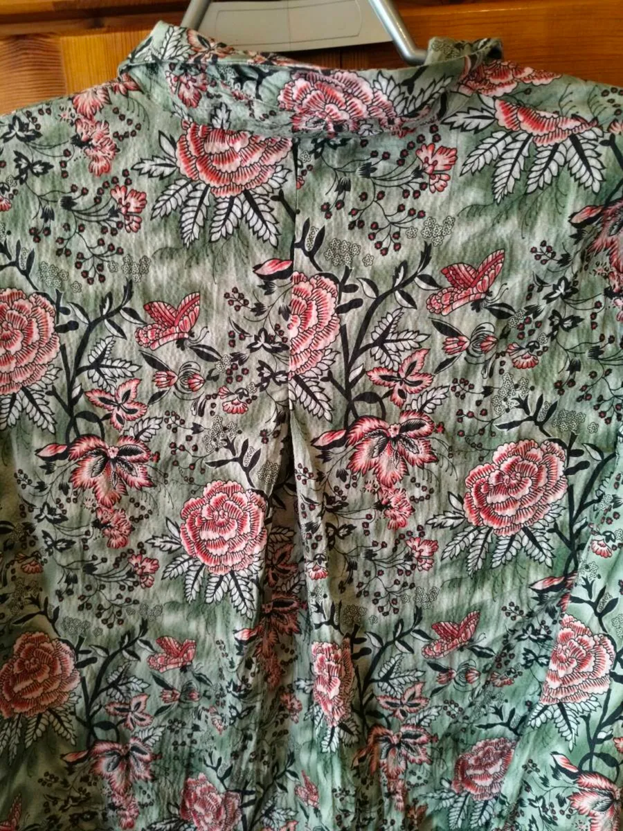 Womans plus size. Khaadi Floral button through shi - Image 3