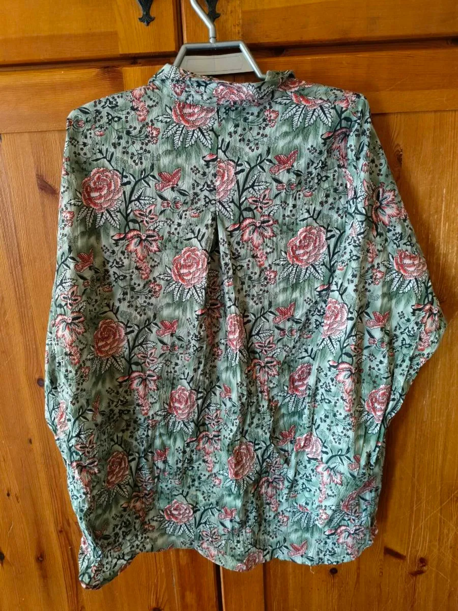 Womans plus size. Khaadi Floral button through shi - Image 4