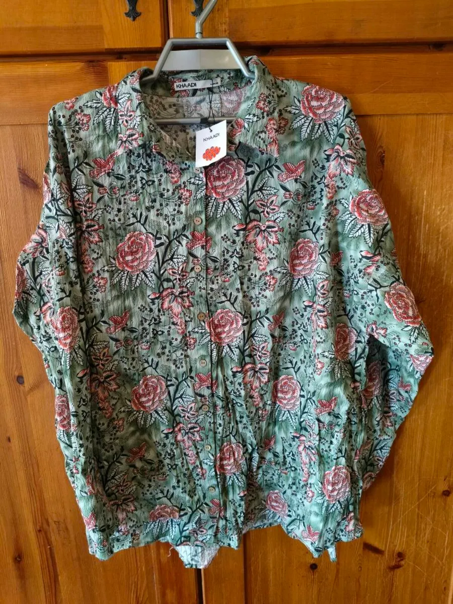 Womans plus size. Khaadi Floral button through shi - Image 1
