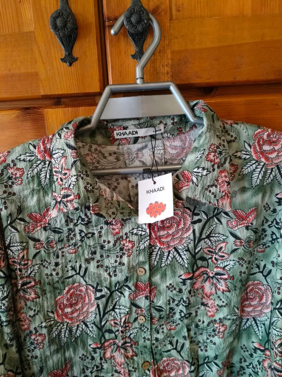 Womans plus size. Khaadi Floral button through shi - Image 2