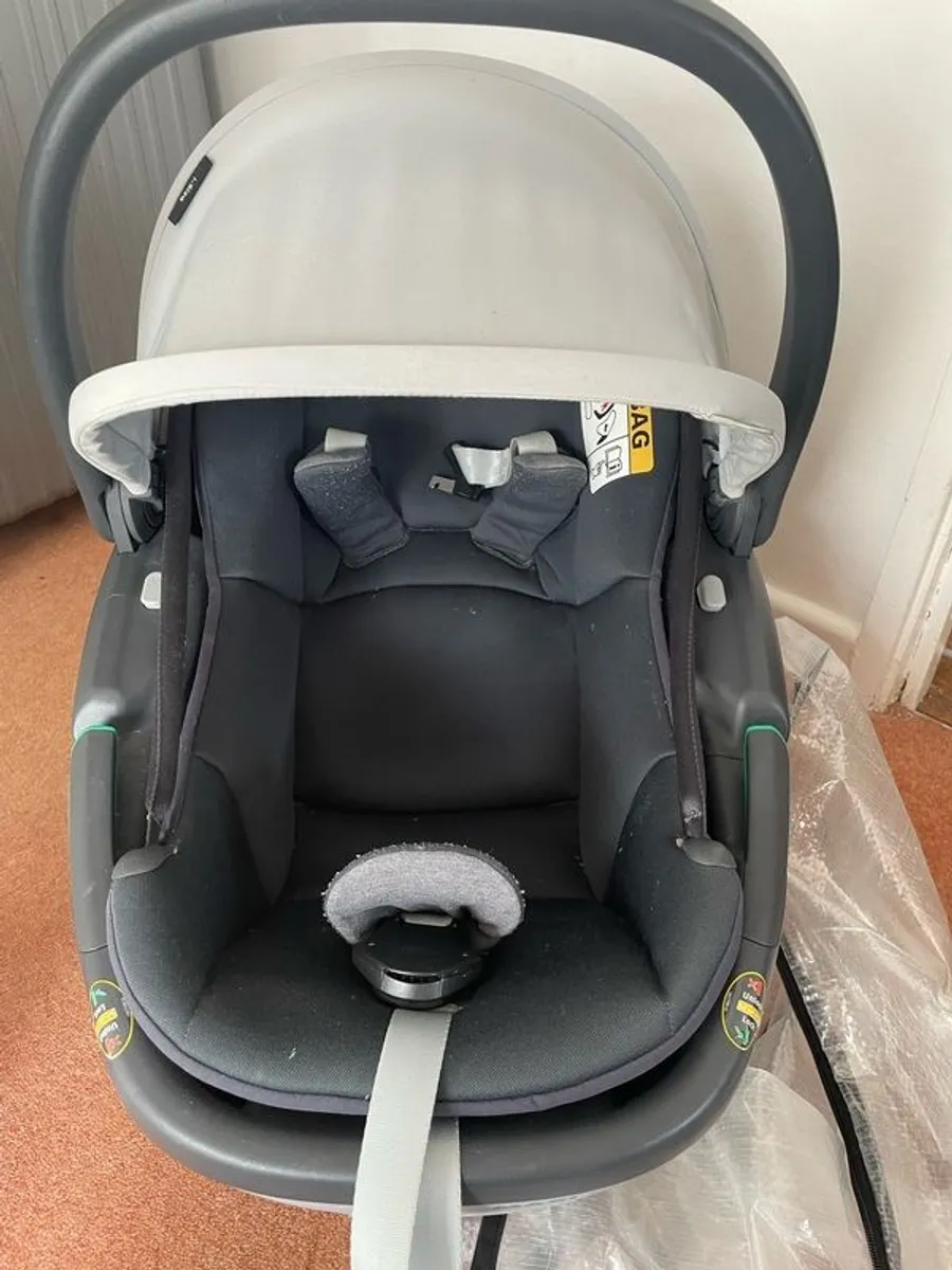 Maxi Cosi Coral infant car seat with isofix base - Image 1