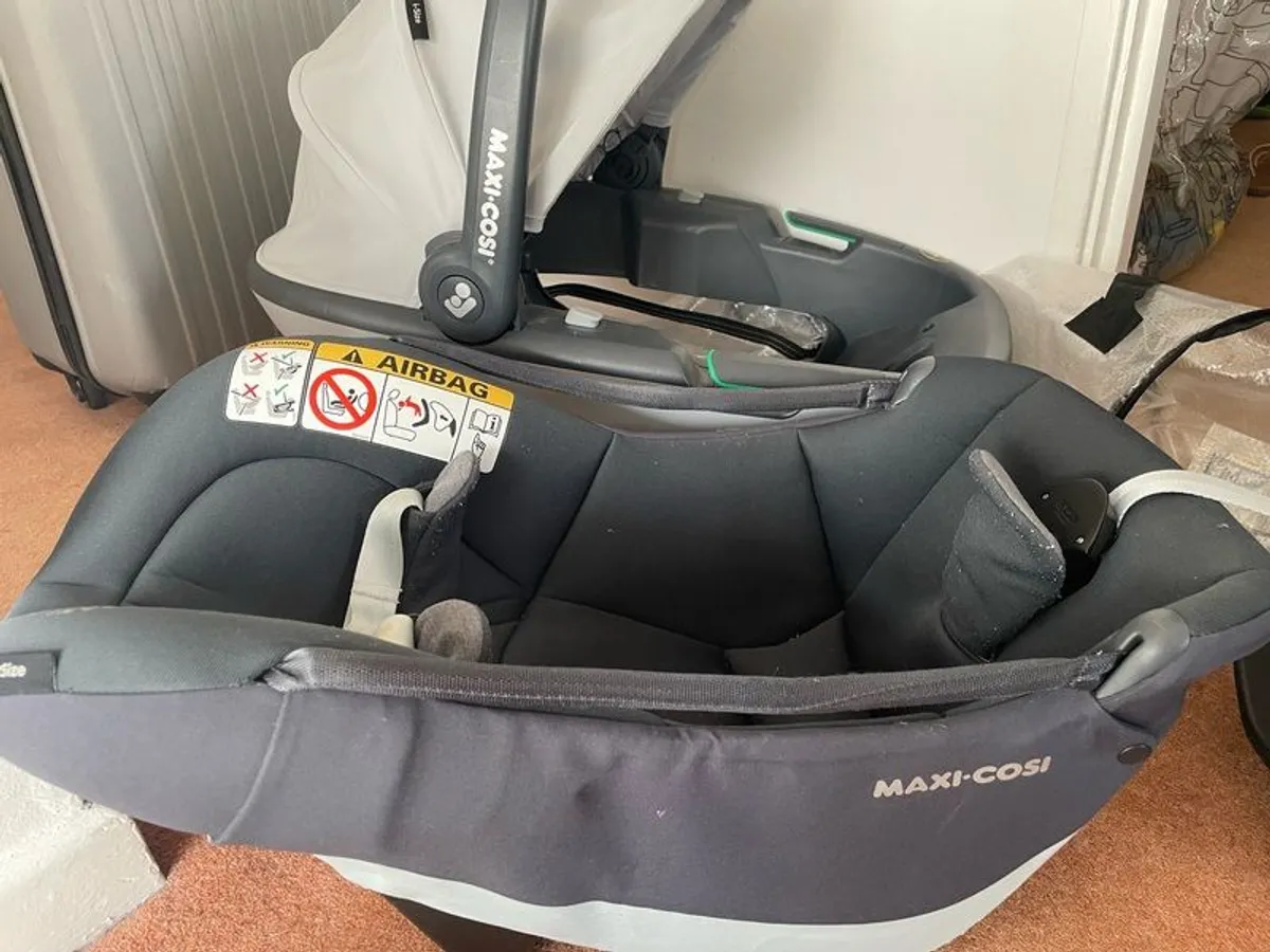 Maxi Cosi Coral infant car seat with isofix base - Image 2