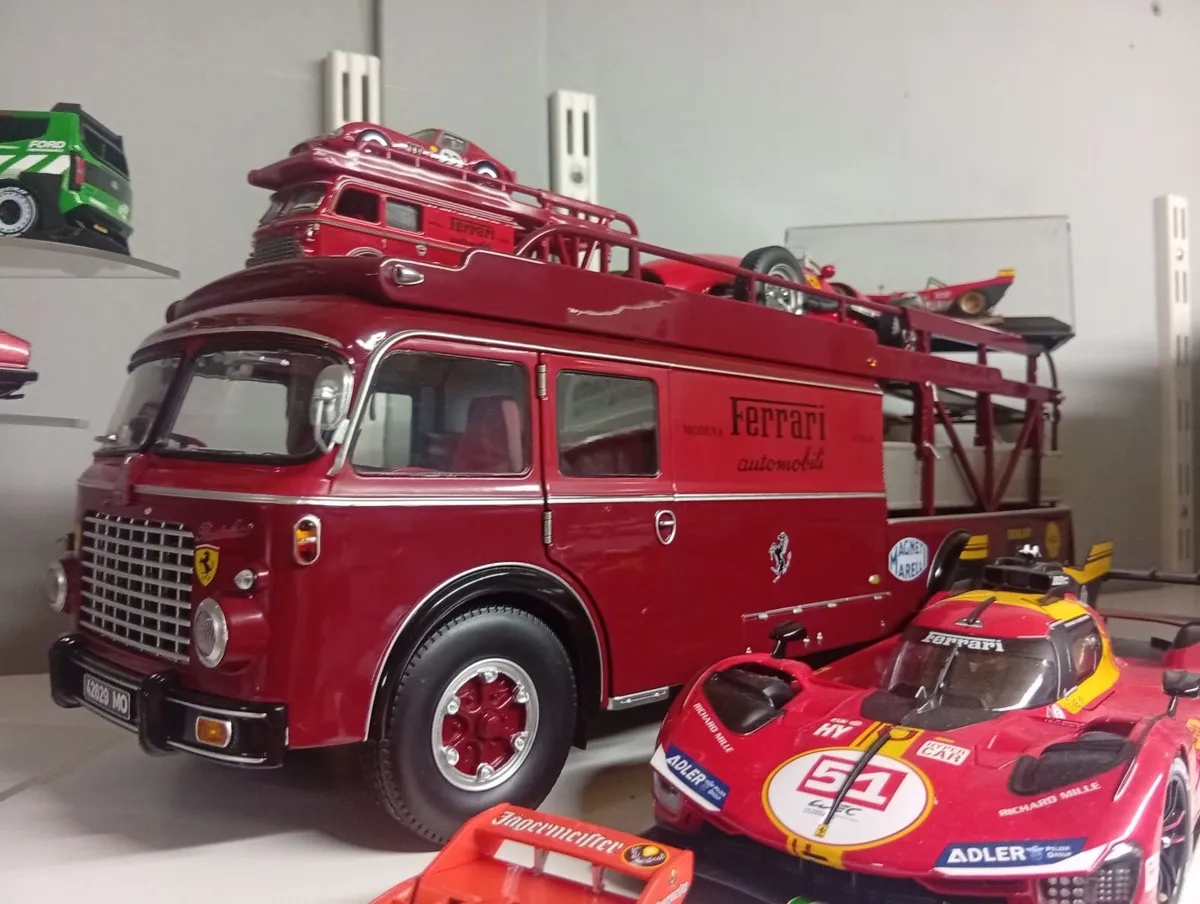 Diecast model Ferrari Transporter+3 Racing Cars - Image 1