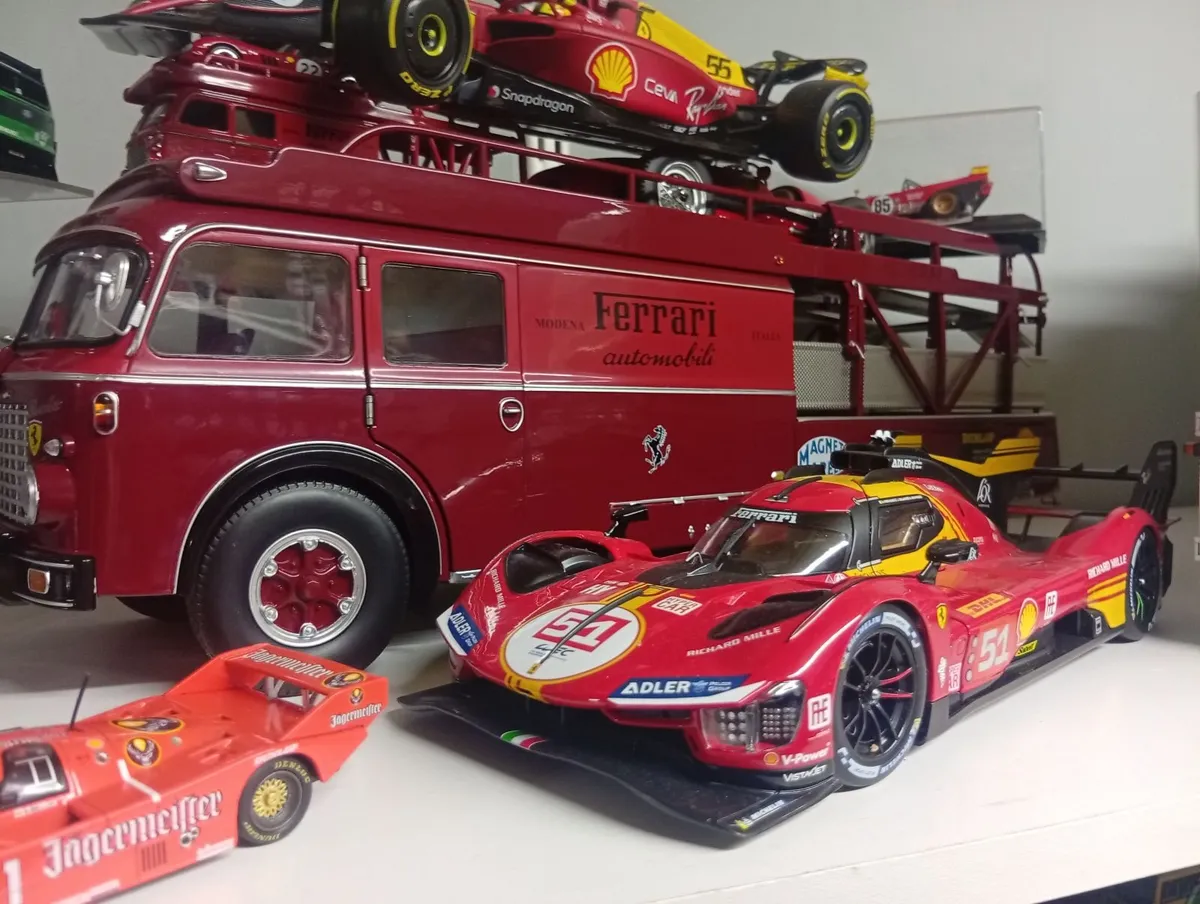 Diecast model Ferrari Transporter+3 Racing Cars - Image 2