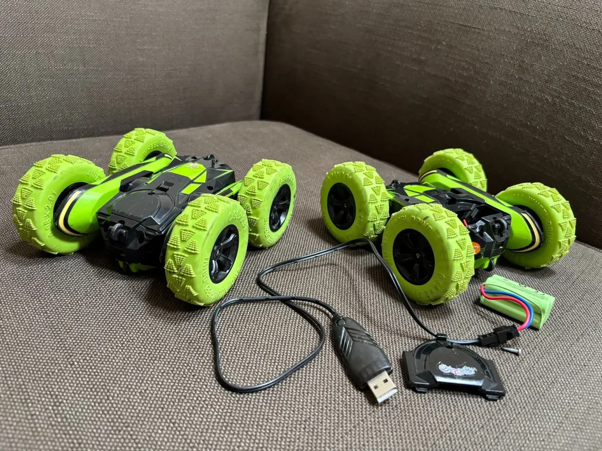 2 Spin 'n Stunt Remote control cars - Image 1