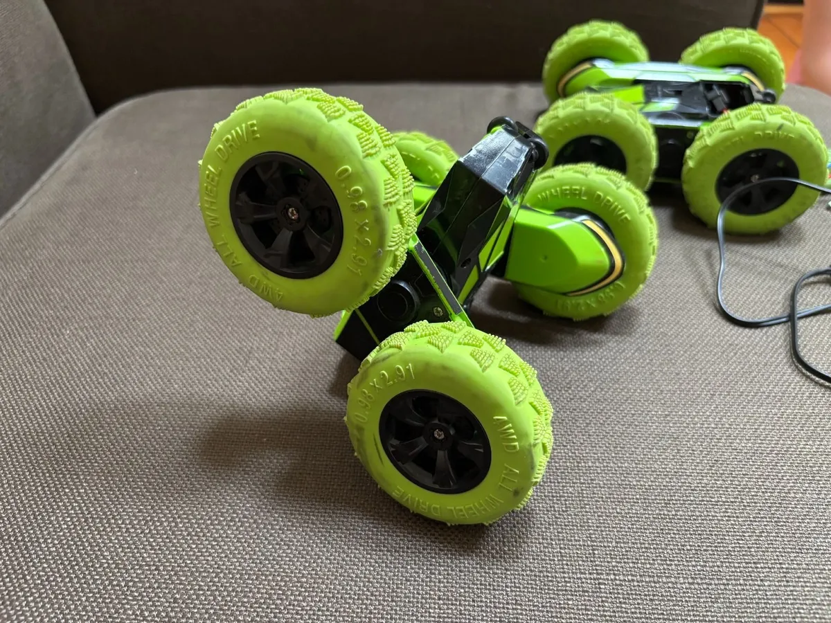 2 Spin 'n Stunt Remote control cars - Image 3