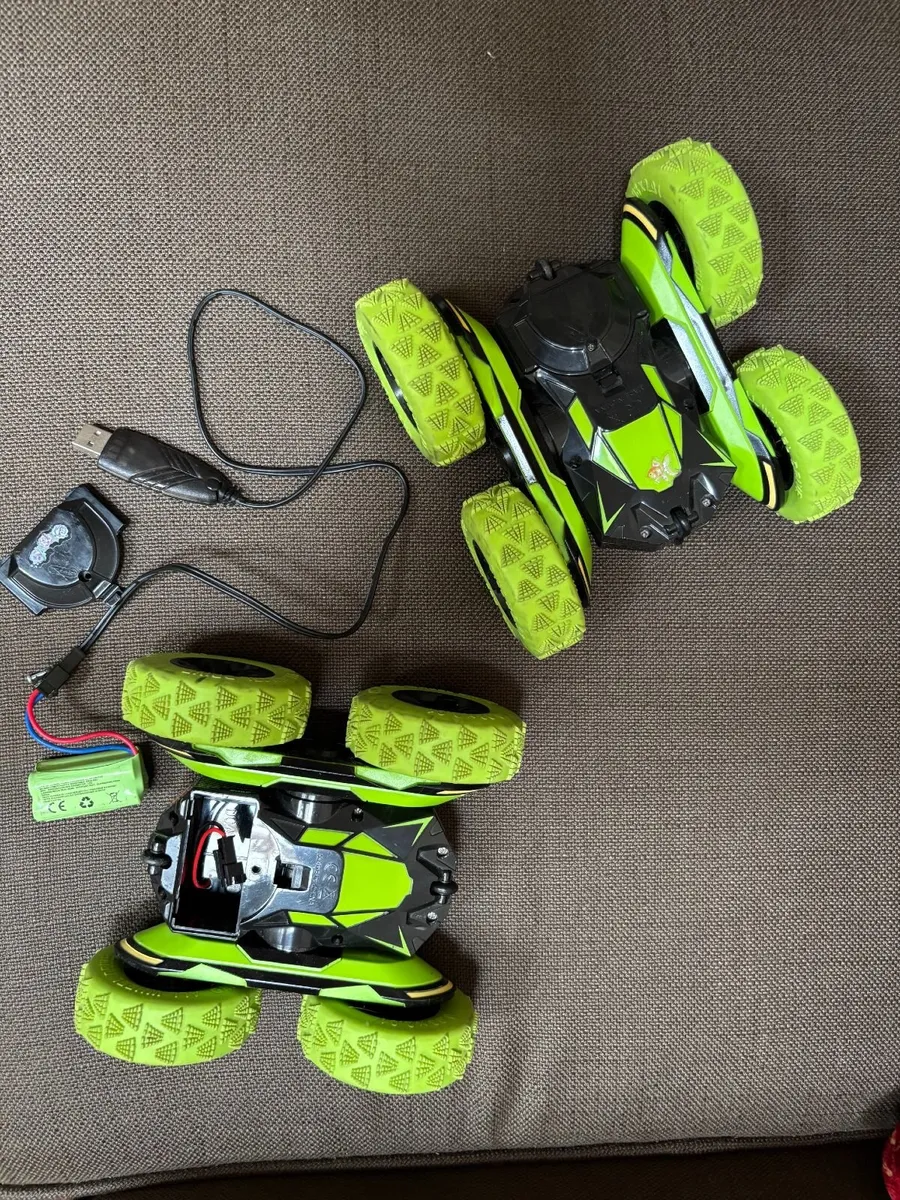 2 Spin 'n Stunt Remote control cars - Image 4