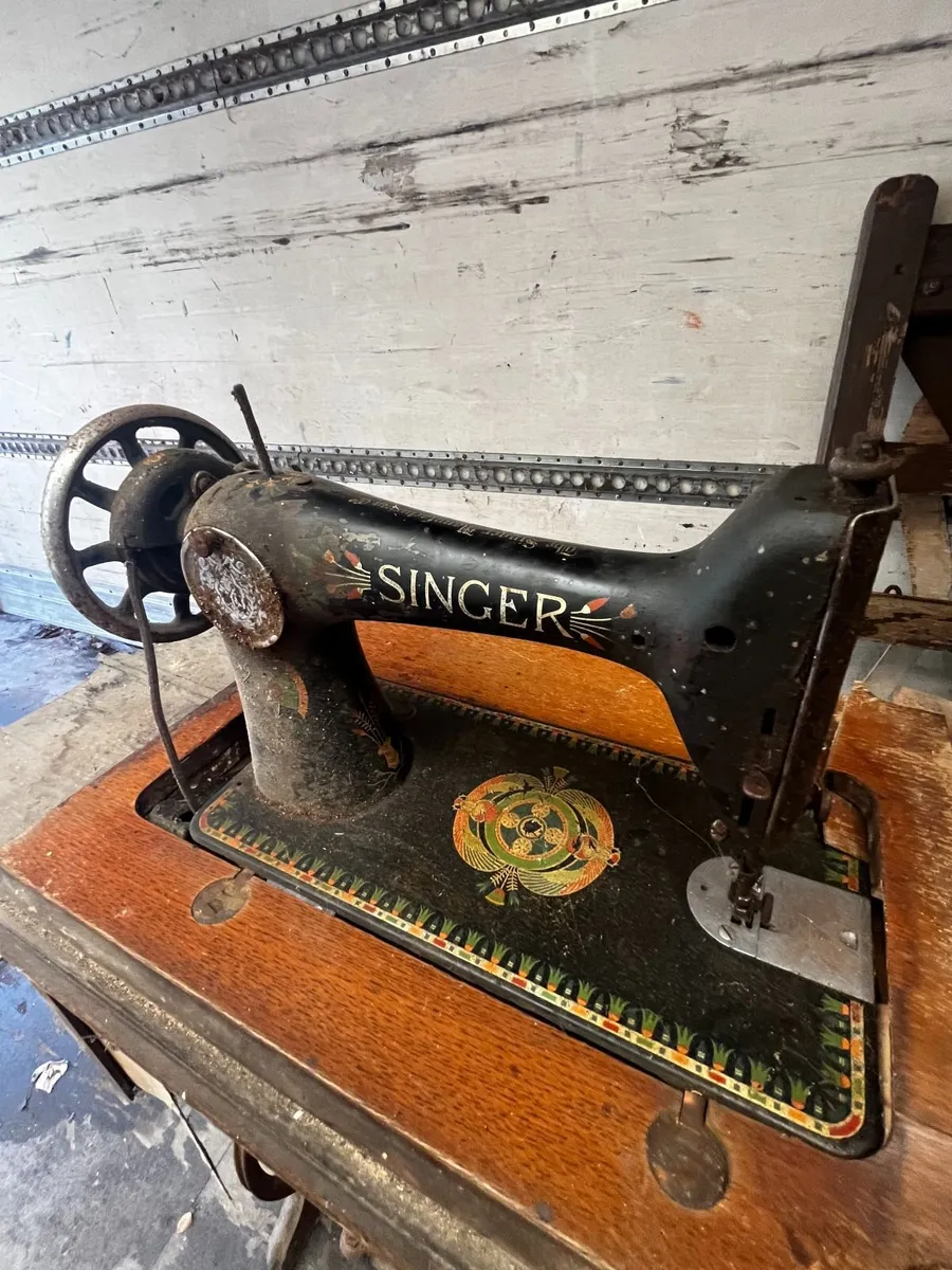 Singer sewing machine - Image 1