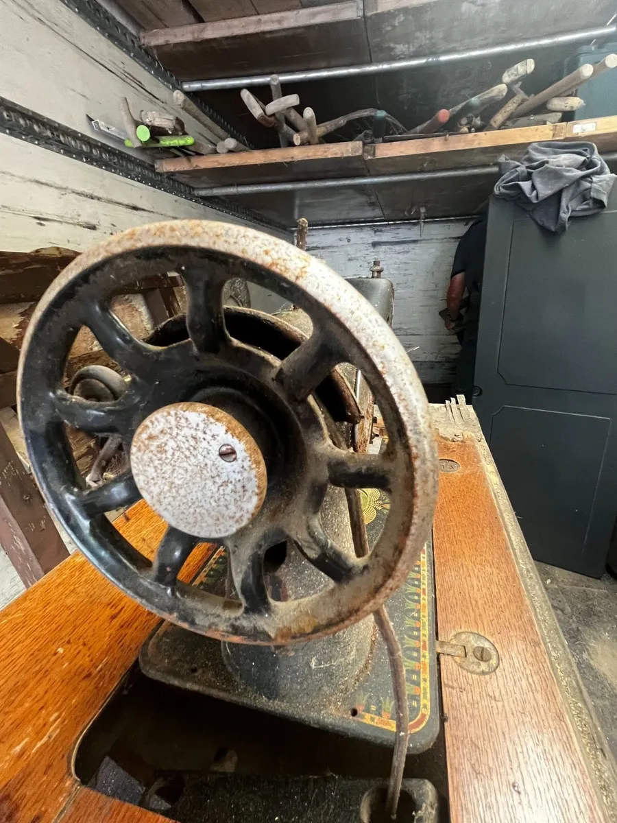 Singer sewing machine - Image 4
