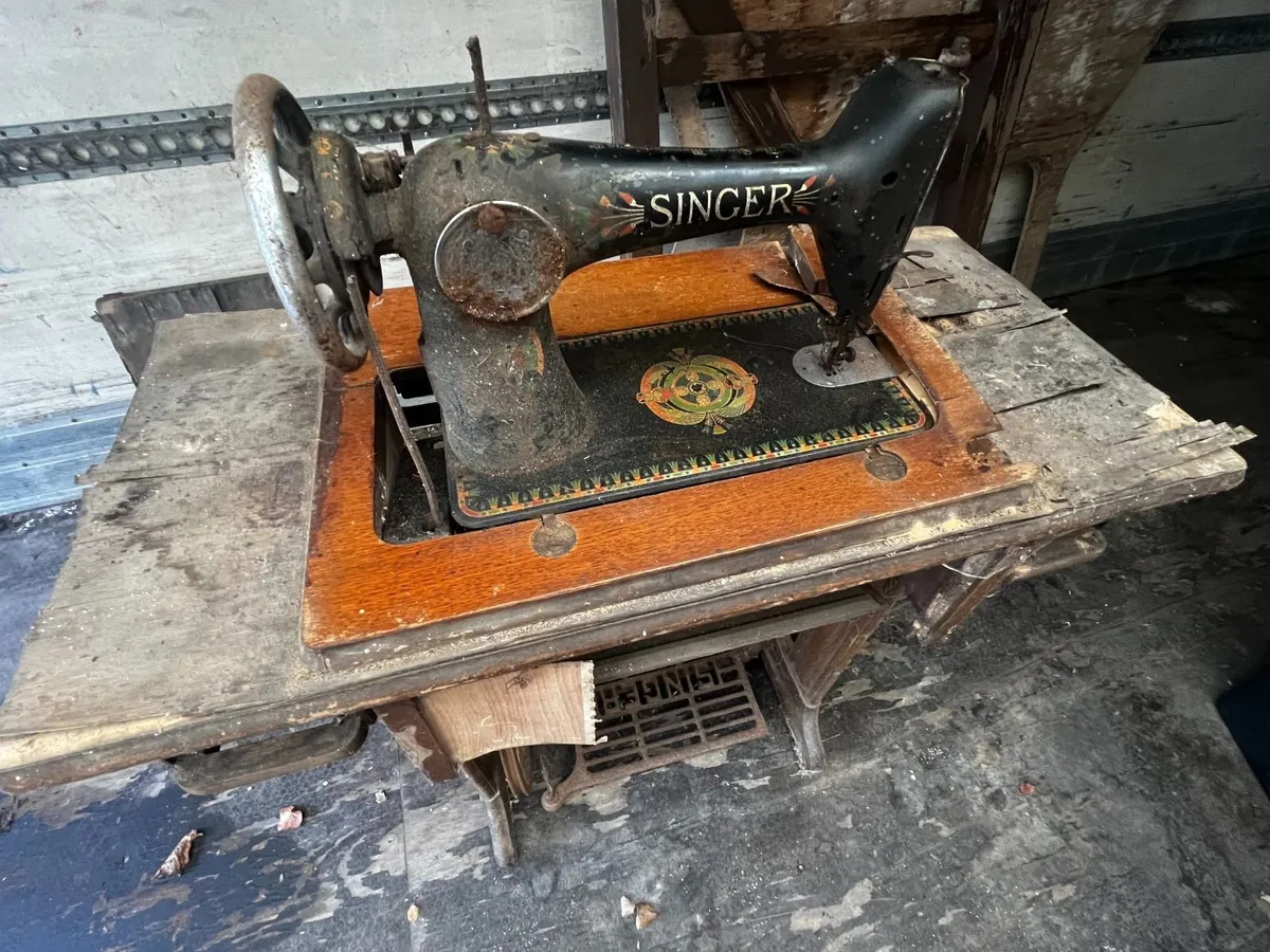 Singer sewing machine - Image 2