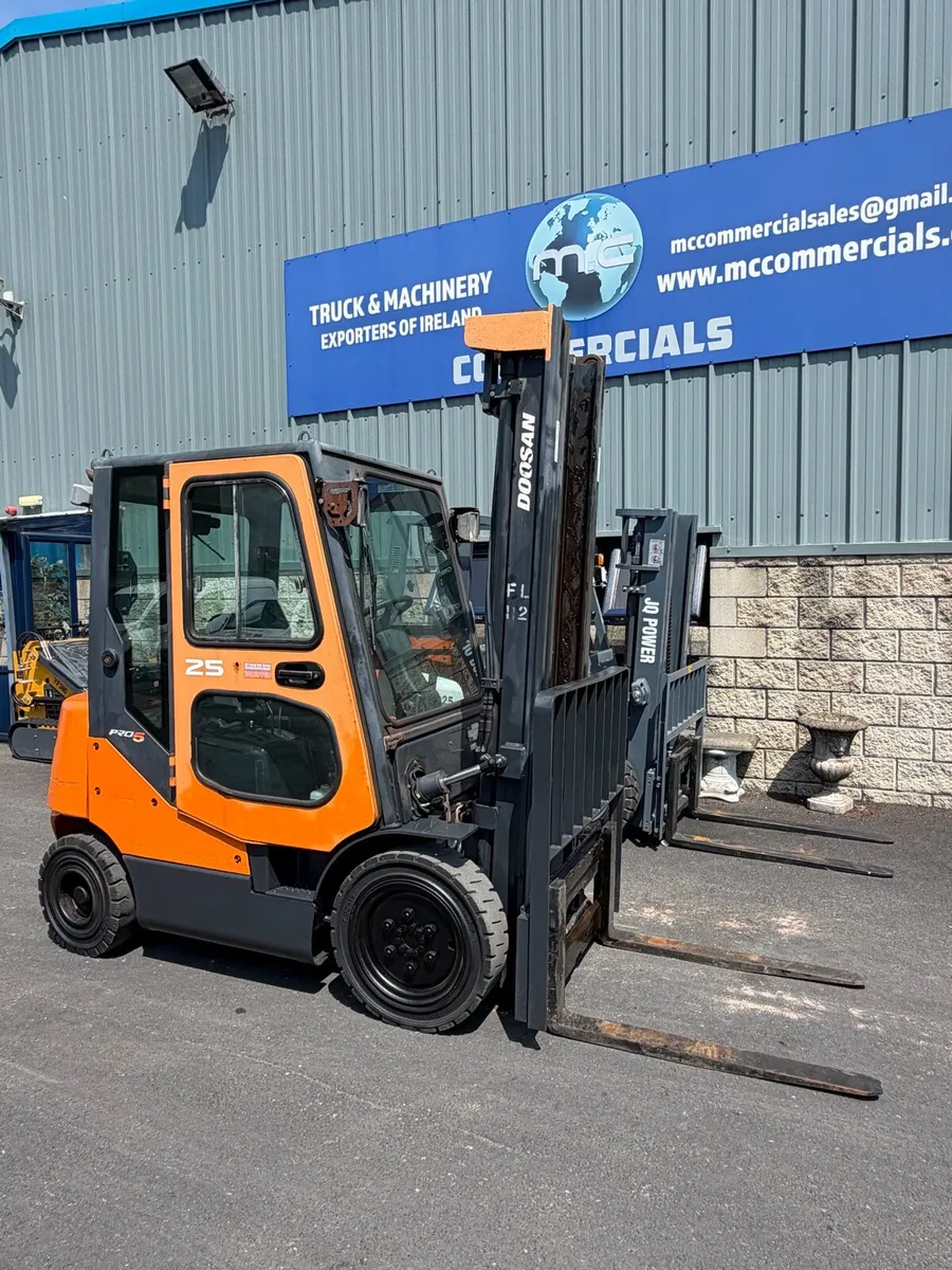 2.5 ton doosan forklift - Image 1