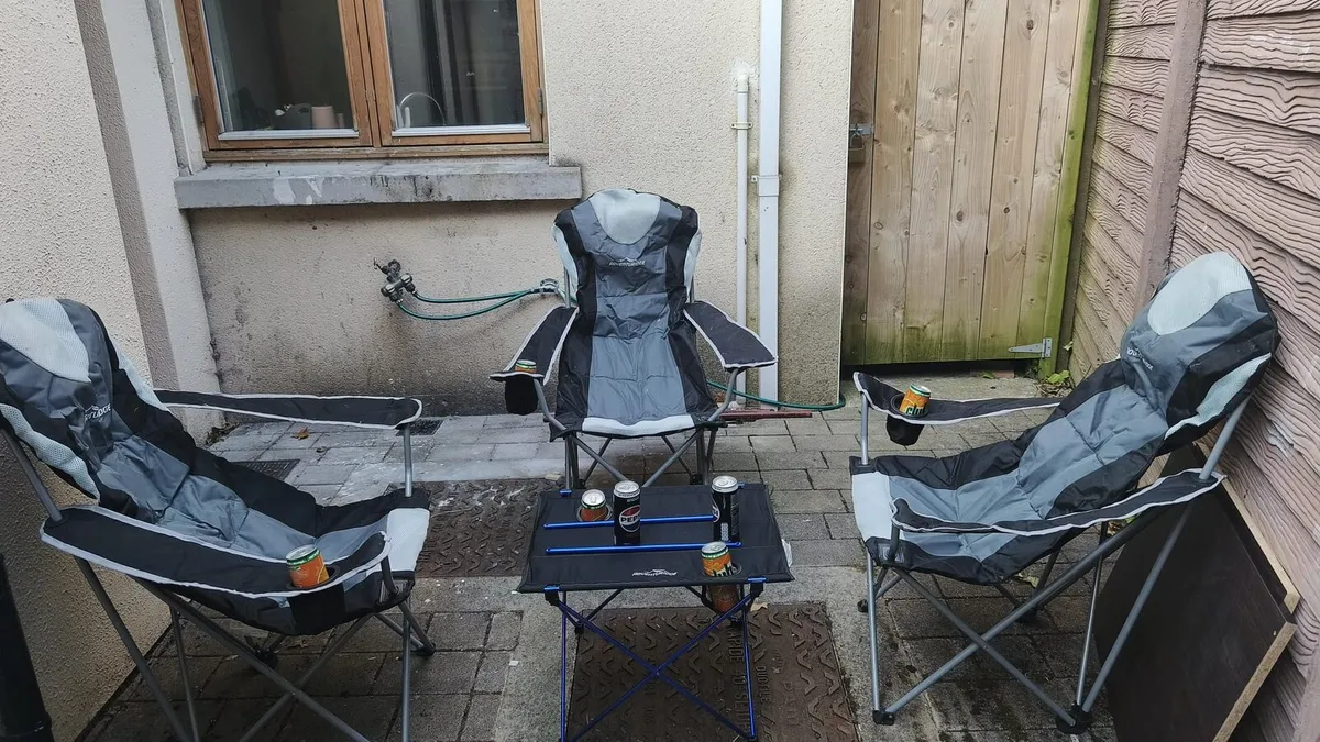 Camping/beach chairs and table - Image 1