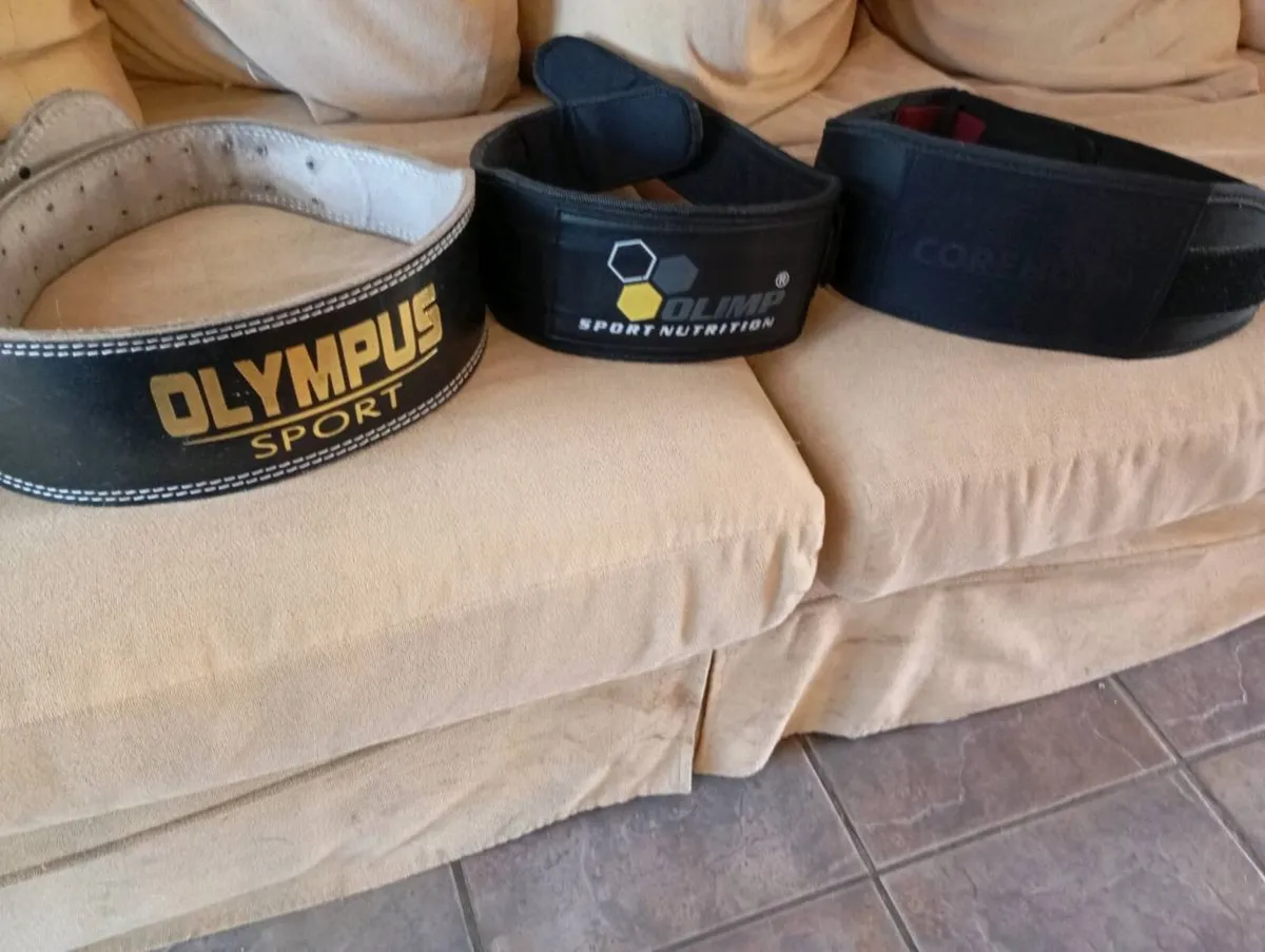3x weightlifting belts and 2x lifting straps - Image 1