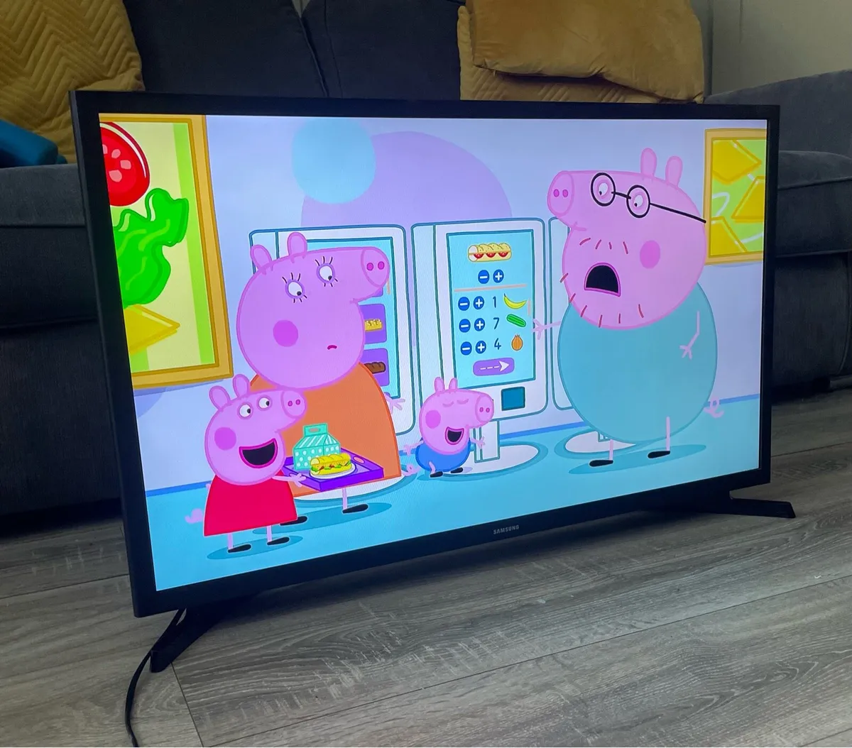 32” SAMSUNG HD SMART TV - Image 2