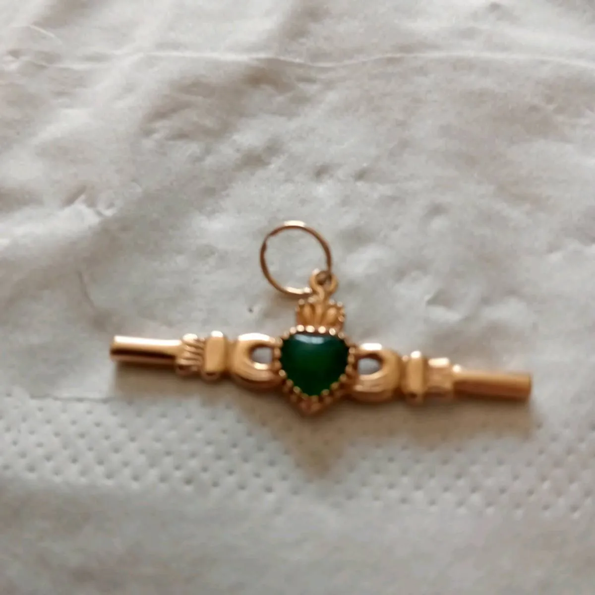 9ct claddagh t bar with green stone