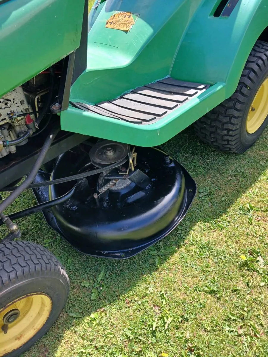 John Deere hydrostatic Lr135 - Image 2