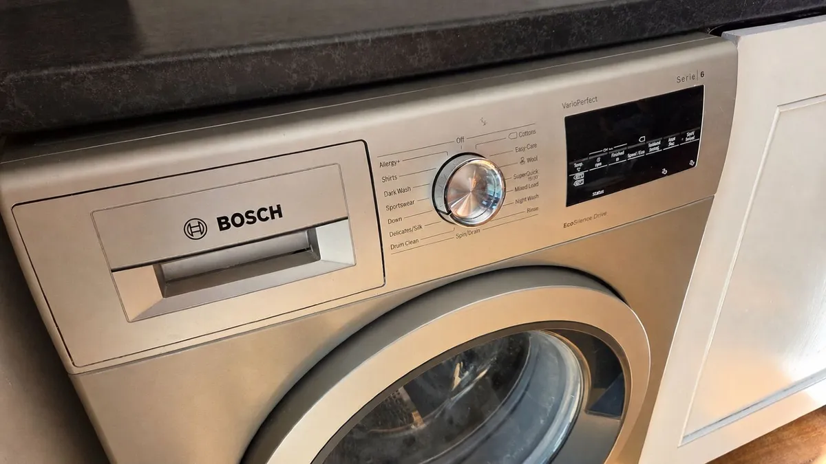 BOSCH Serie 6 washing machine WAT2840SGB - Image 1
