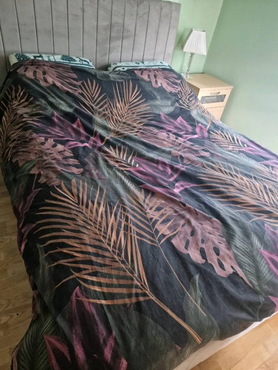 King size bed - Image 1