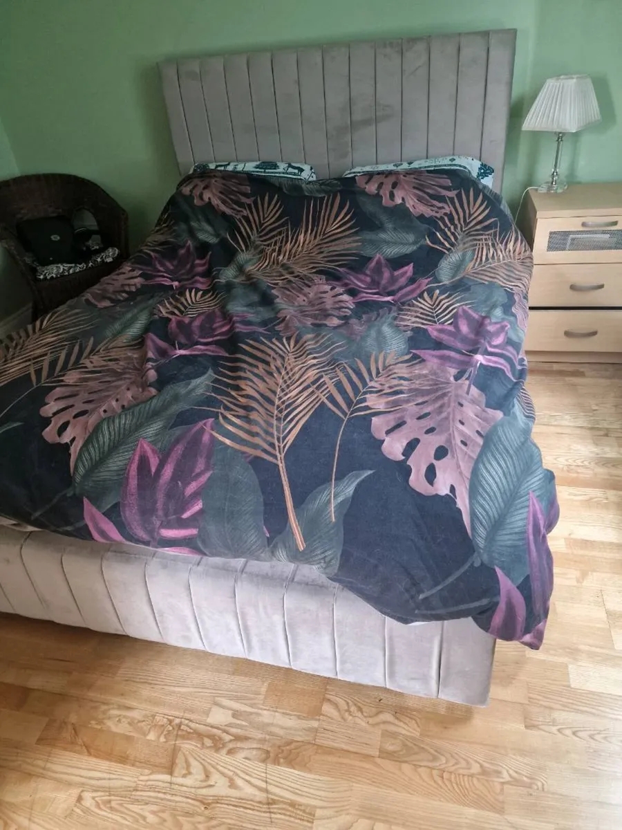 King size bed - Image 2