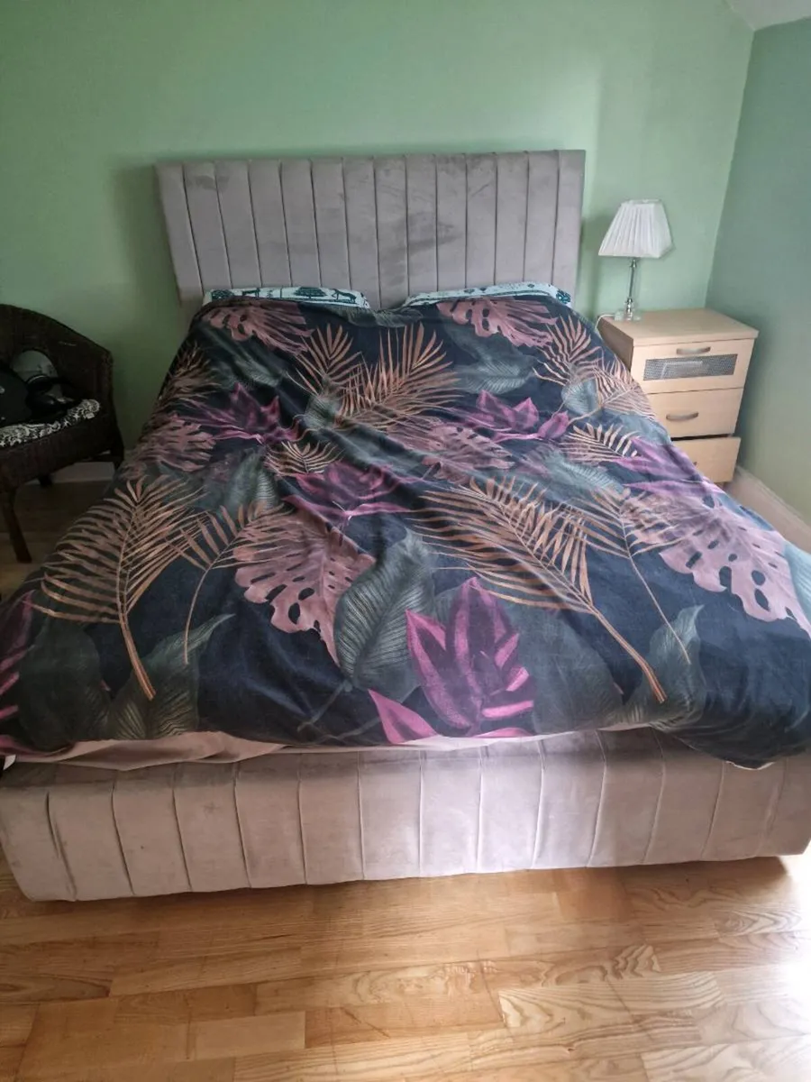 King size bed - Image 3