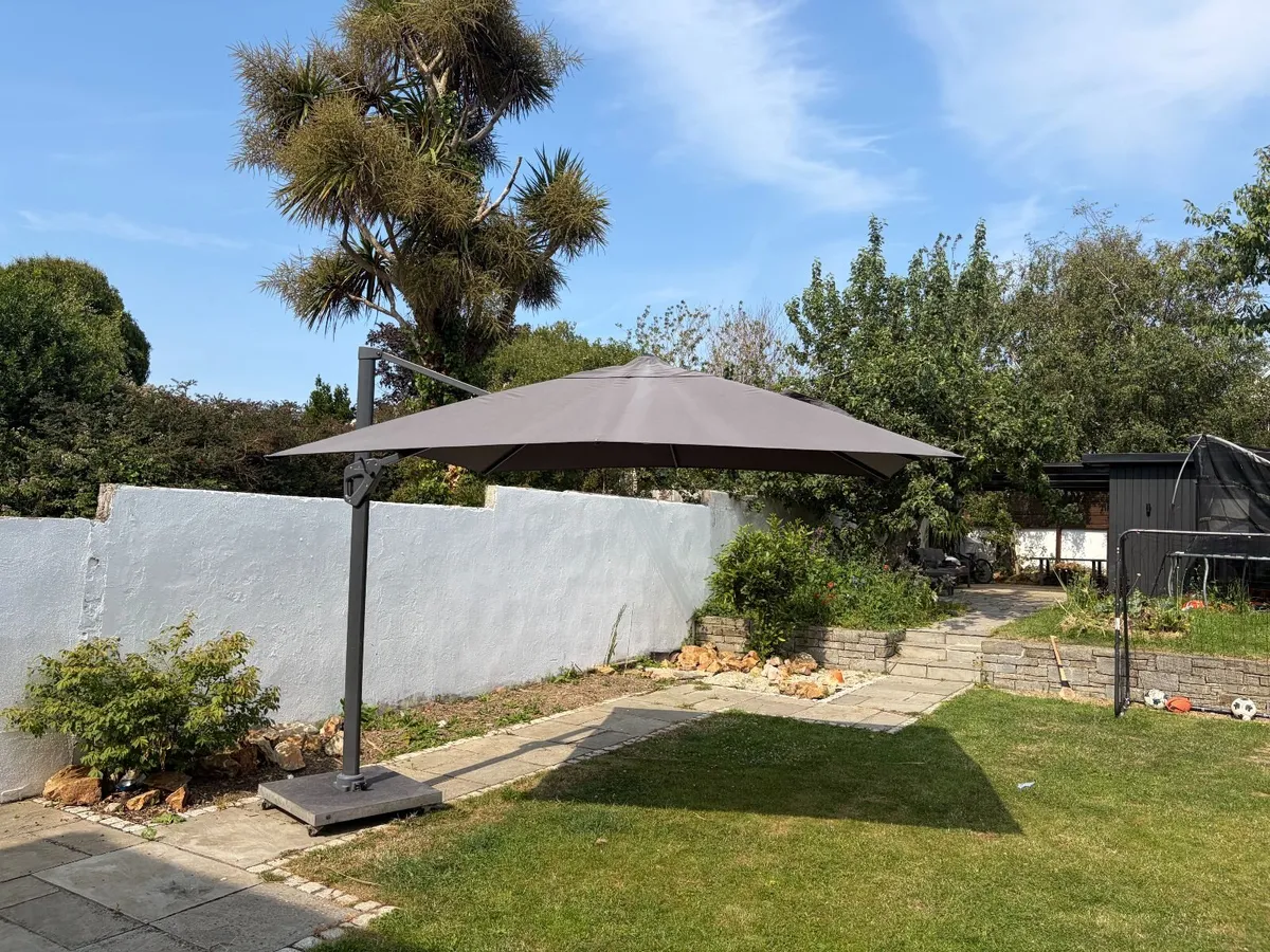 Cantilever Parasol - Image 2