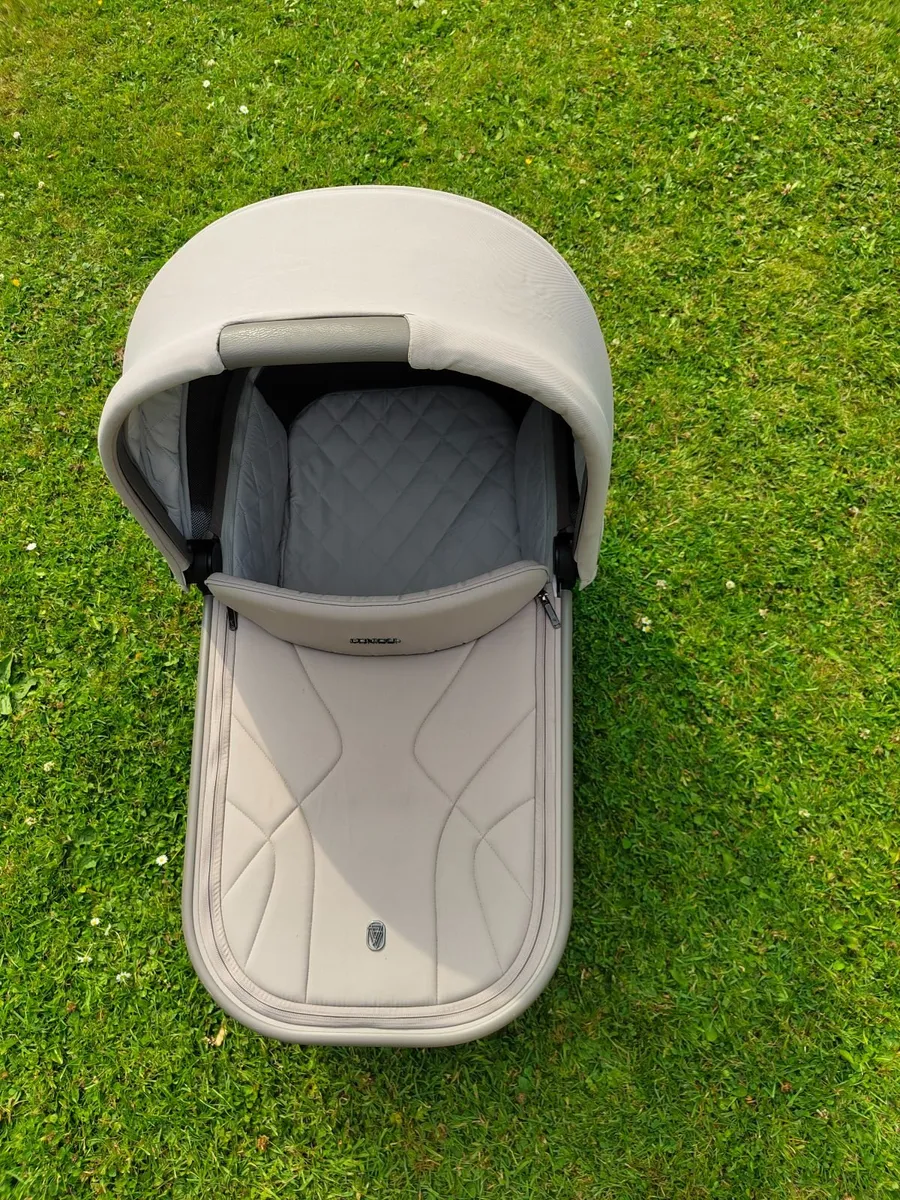 Venicci Upline 2 Carrycot - Image 1