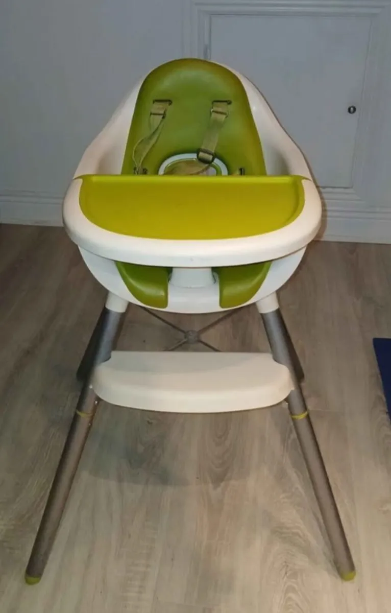 Baby highchair from mamas nd and papas with harnes - Image 1