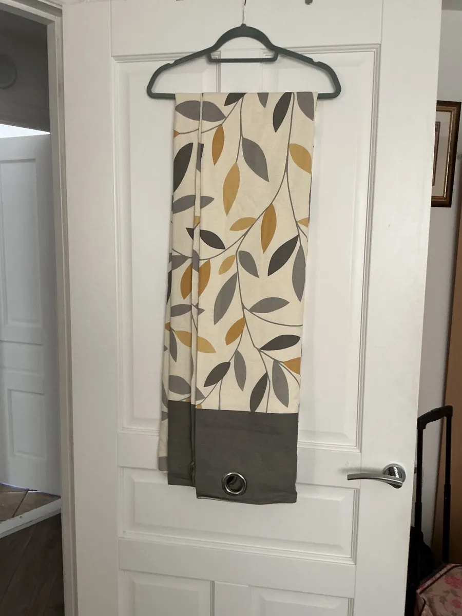 Curtains - Image 2