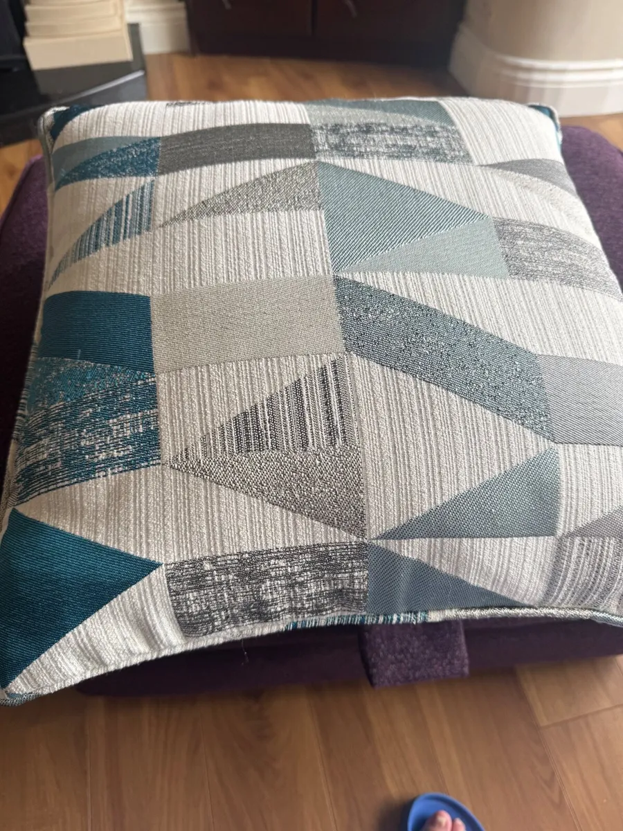 Curtains & cushions - Image 3