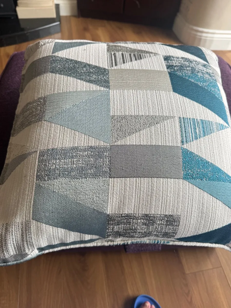 Curtains & cushions - Image 2