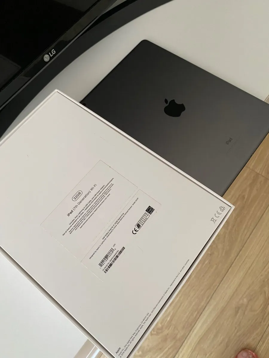Apple iPad 7th Generation 32GB – Excellent conditi - Image 2