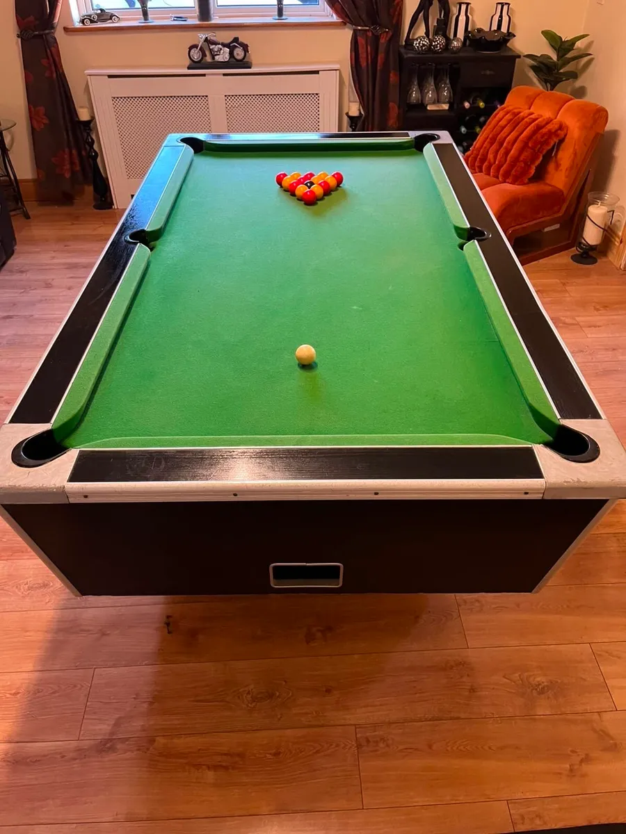 Pool table - Image 1