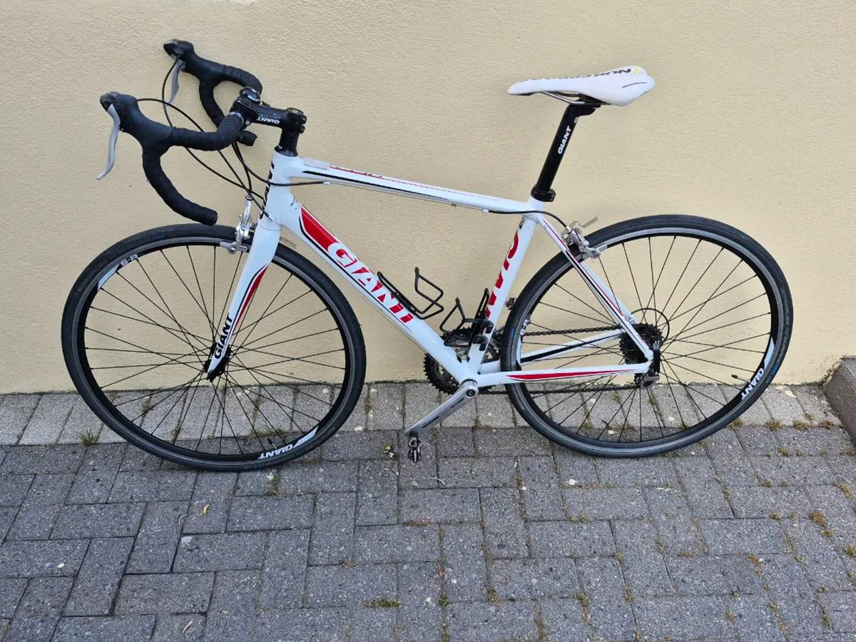 Giant Defy Road Bike - Image 1