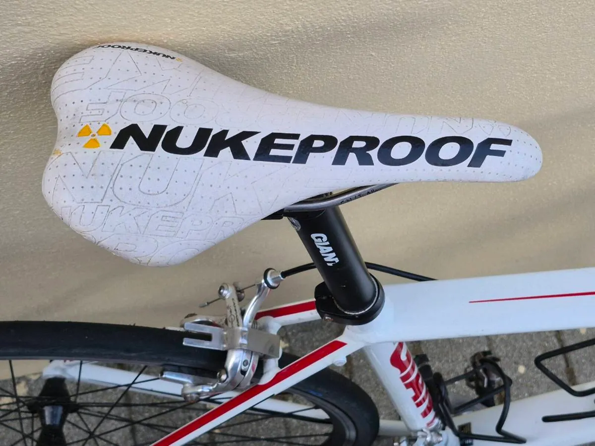 Giant Defy Road Bike - Image 3