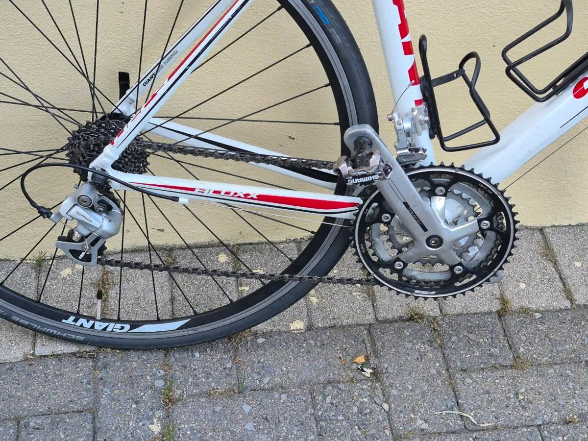 Giant Defy Road Bike - Image 4