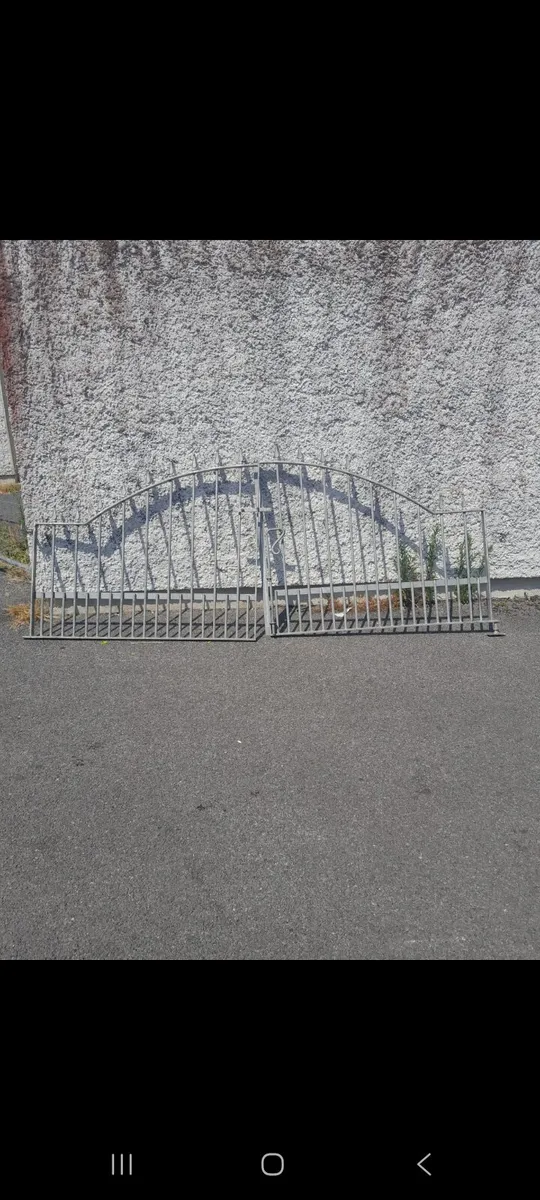 Entrance gates - Image 1