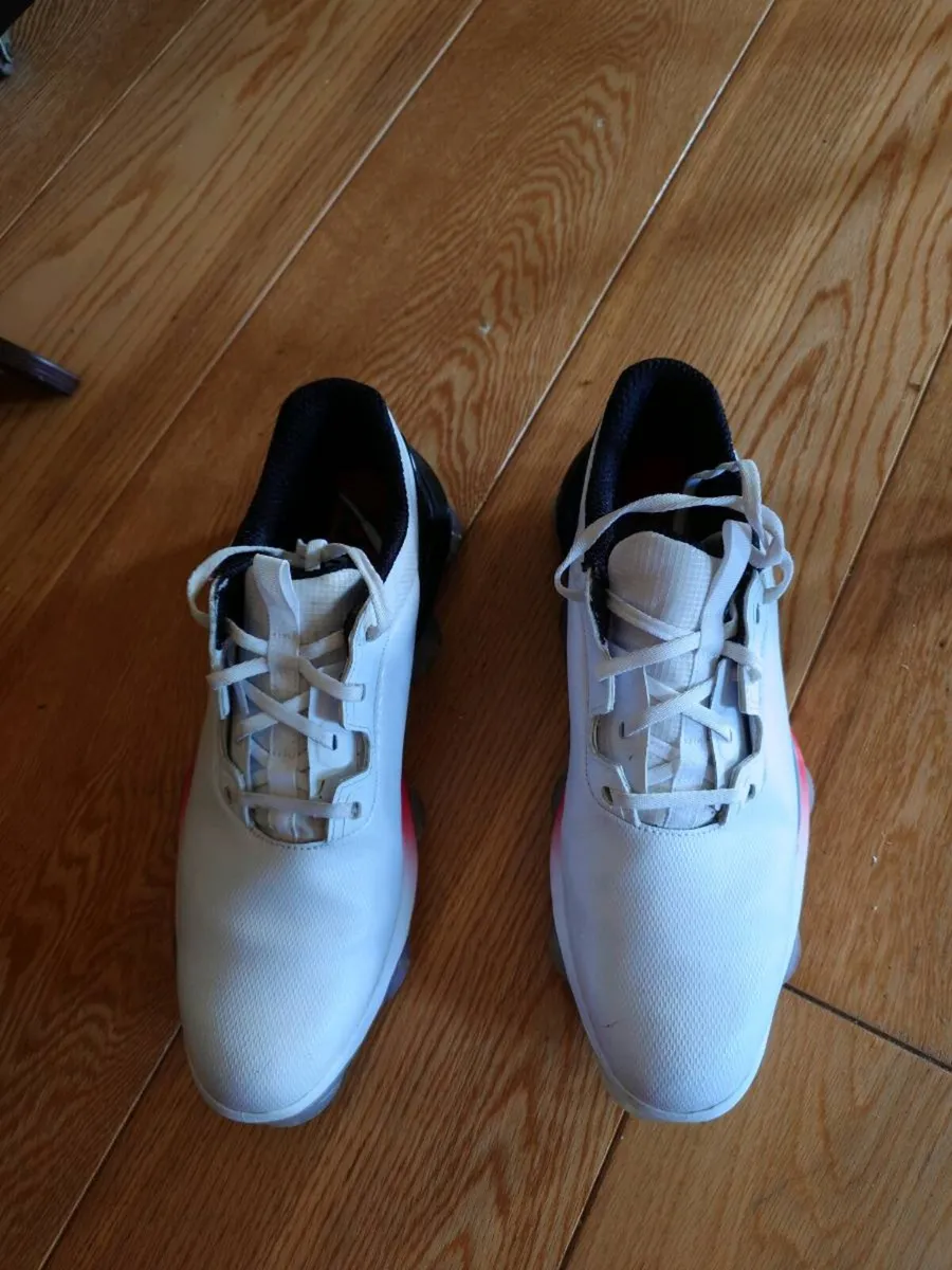 Golf shoes - Image 1