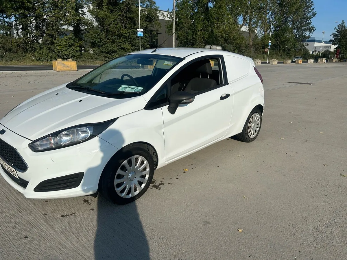 2017 ford fiesta - Image 2
