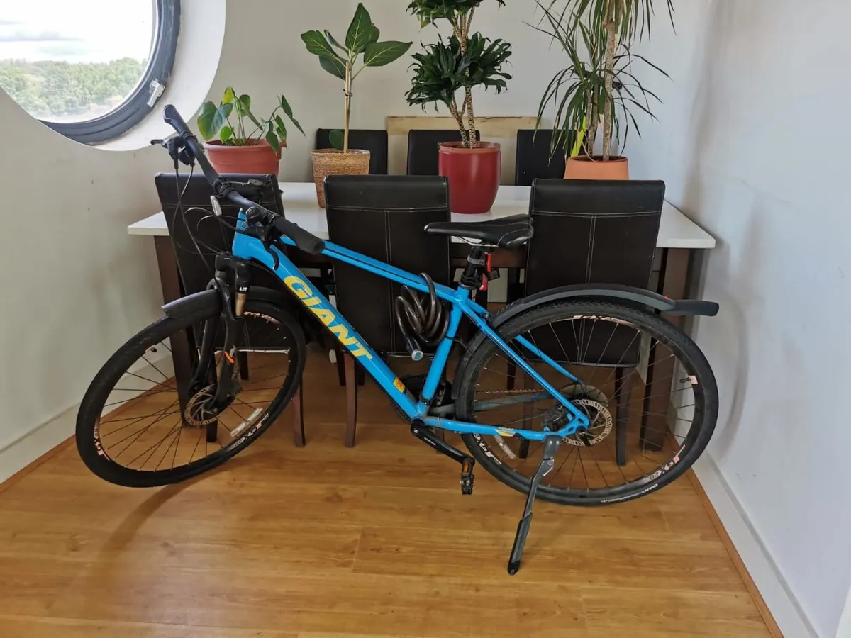 Giant Hybrid Bicycle – Excellent Condition – Ready
