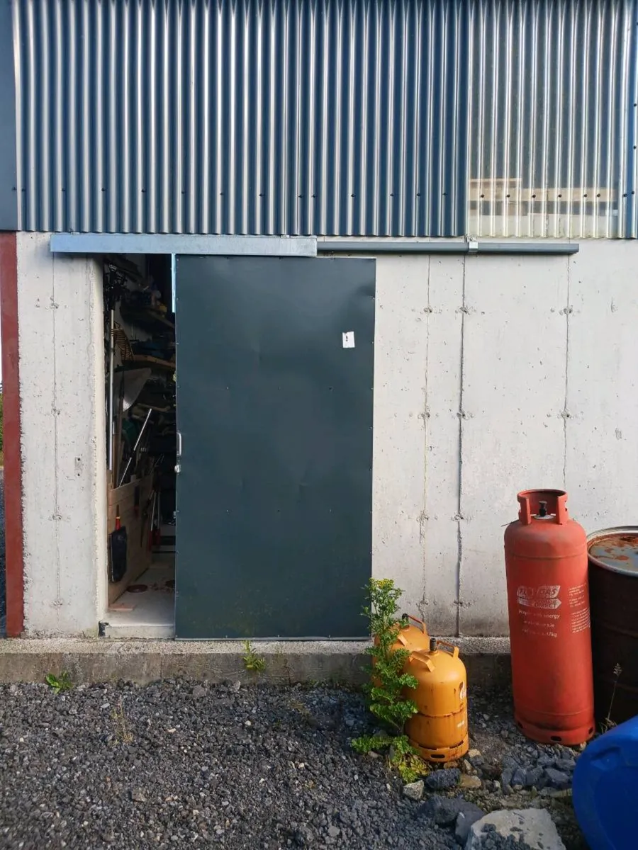 Sliding shed door. - Image 1