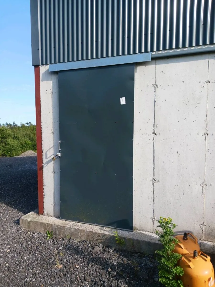Sliding shed door. - Image 4
